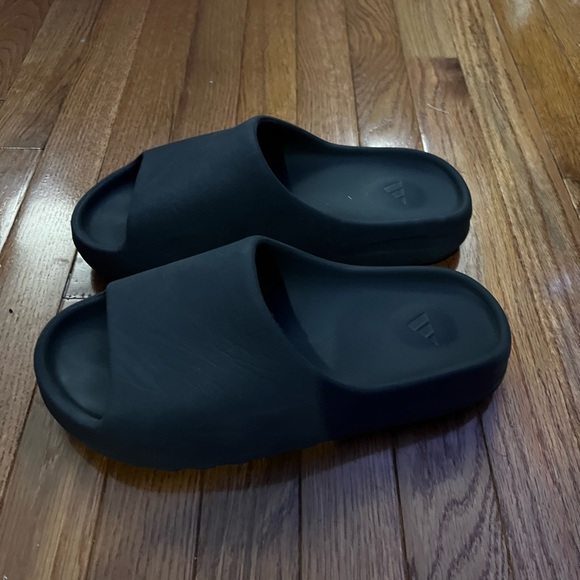 yeezy black onyx slides wreps main image 4